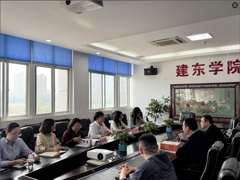 張亮教授與人文學(xué)院“傳統(tǒng)文化”課程組教師研討.png